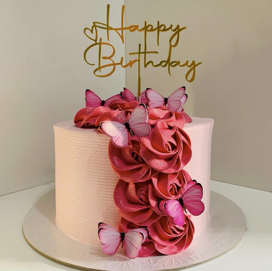 Bolo decorado com borboletas e rosas em buttercream