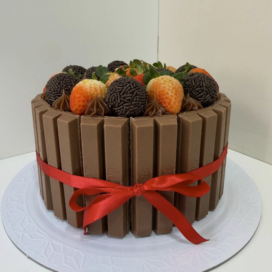 Bolo Kit Kat com morangos