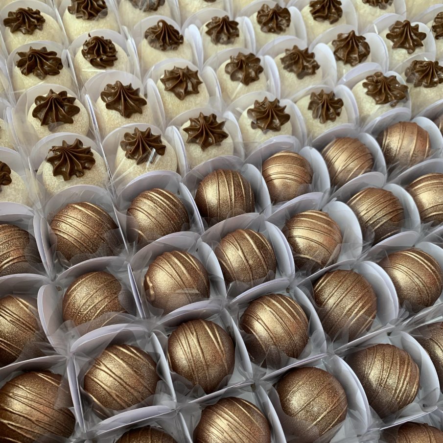 Brigadeiros dourados